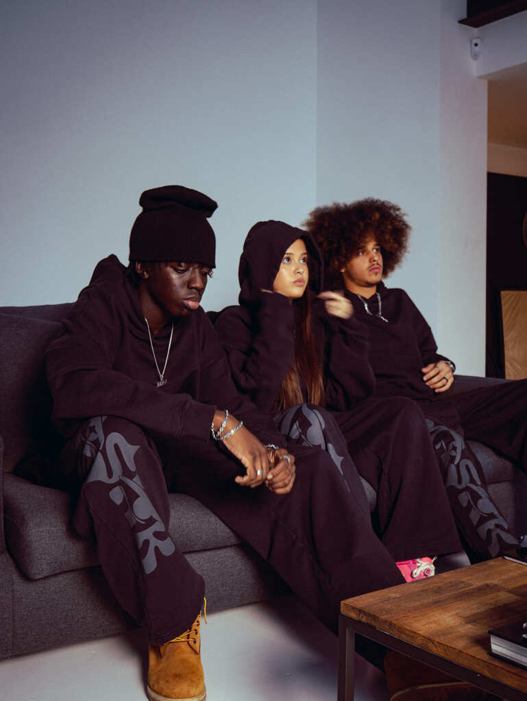 ensemble noir capuche porte